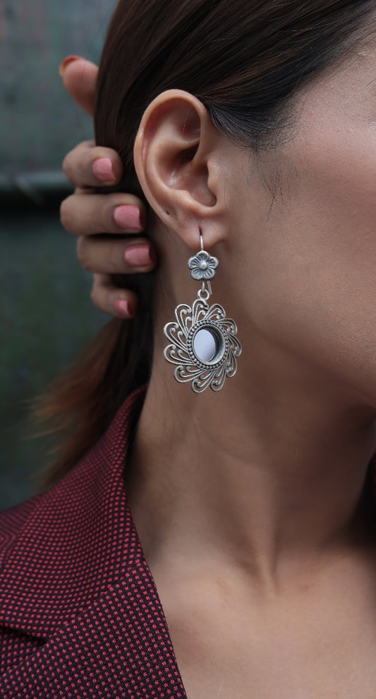 Shvet Pushpa Dangler