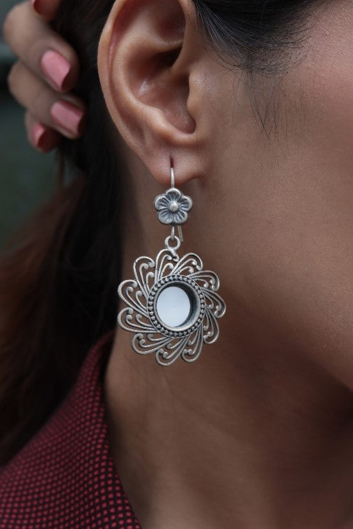 Shvet Pushpa Dangler